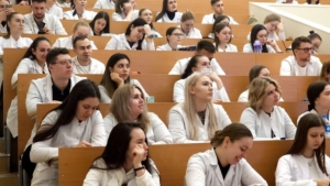 Василий Орлов: «Через несколько лет сможем закрыть проблему кадрового дефицита в медучреждениях региона» - gtrkamur.ru