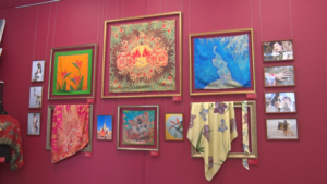 В областном центре заработала выставка работ Дарьи Тихомировой «Палитра шелка» - gtrkamur.ru