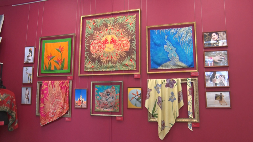 В областном центре заработала выставка работ Дарьи Тихомировой «Палитра шелка» - gtrkamur.ru