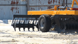 Амурские аграрии опережают график ремонта техники: 90% готово к посевной - gtrkamur.ru