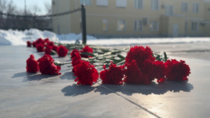 Семьи военнослужащих Росгвардии почтили память героев у мемориала «Навечно с нами в строю» - gtrkamur.ru