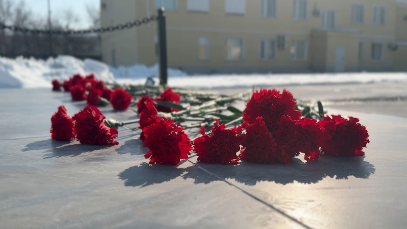 Семьи военнослужащих Росгвардии почтили память героев у мемориала «Навечно с нами в строю» - gtrkamur.ru