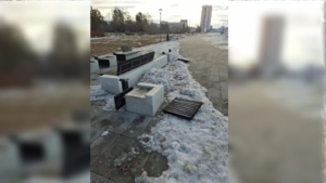 Вандал сломал лавочки у «Трибуны Холл» в Благовещенске — подозреваемый в розыске - gtrkamur.ru