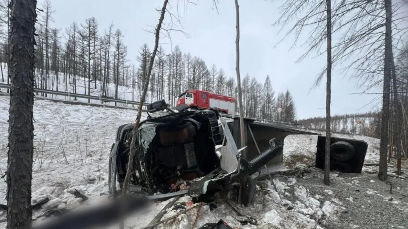 Две смертельные аварии за ночь: в Тынде и на трассе «Лена» спасатели деблокировали погибших и раненых - gtrkamur.ru