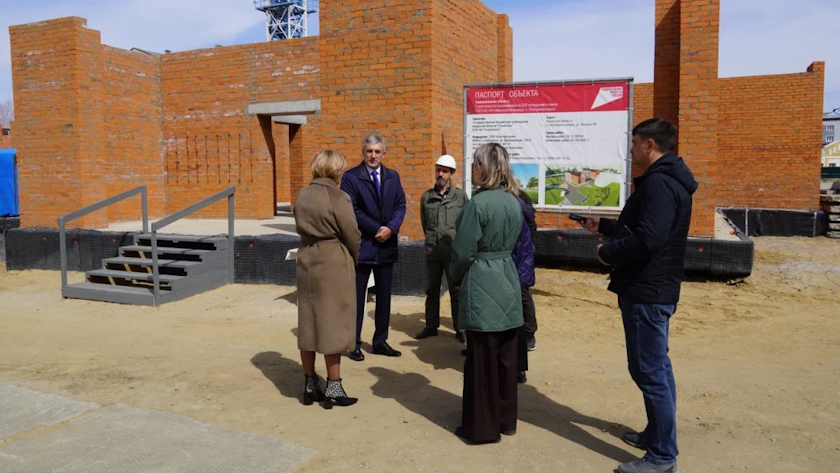 Василий Орлов проверил строительство поликлиники в Екатеринославке - gtrkamur.ru