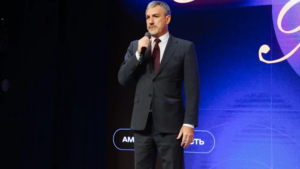 Василий Орлов поздравил победителей областного этапа премии «Золотой Меркурий» - gtrkamur.ru