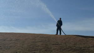 Специалисты начали готовить холмы Трибуны Холл к посеву травы - gtrkamur.ru