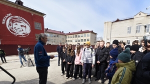 Передвижной пункт пуска привезли в школу Циолковского - gtrkamur.ru