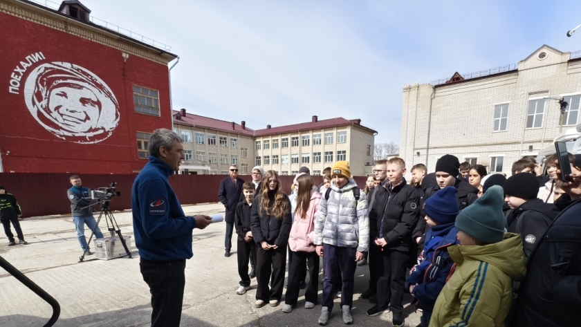 Передвижной пункт пуска привезли в школу Циолковского - gtrkamur.ru