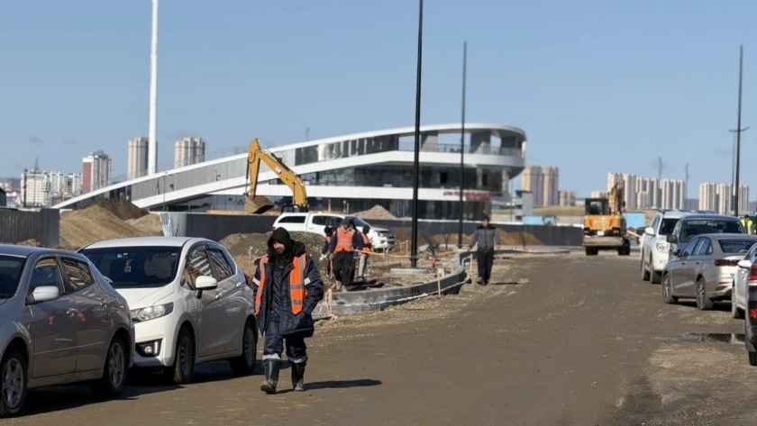 Ремонт дорог продолжается: на Краснофлотской монтируют павильон, на Красноармейской укладывают плитку - gtrkamur.ru