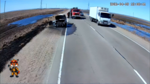 Горящий автомобиль на трассе области спровоцировал пал сухой травы - gtrkamur.ru