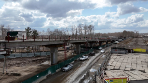 В Белогорске осталось смонтировать треть пролетов нового путепровода через Транссиб - gtrkamur.ru