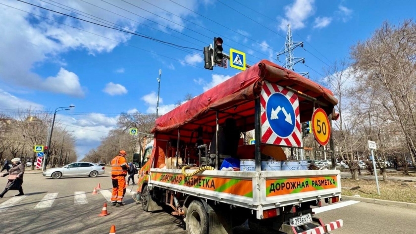 Жёлтые и белые линии: в Благовещенске начали обновлять дорожную разметку - gtrkamur.ru