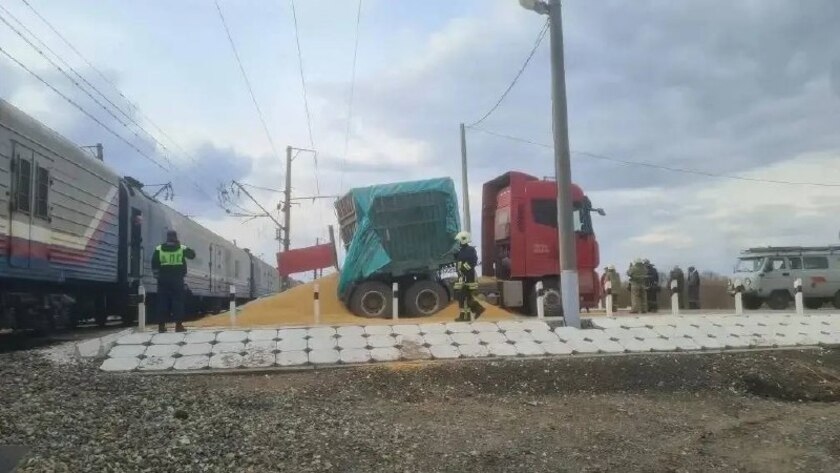 Грузовик выехал на пути перед поездом: ДТП на переезде в Архаре - gtrkamur.ru