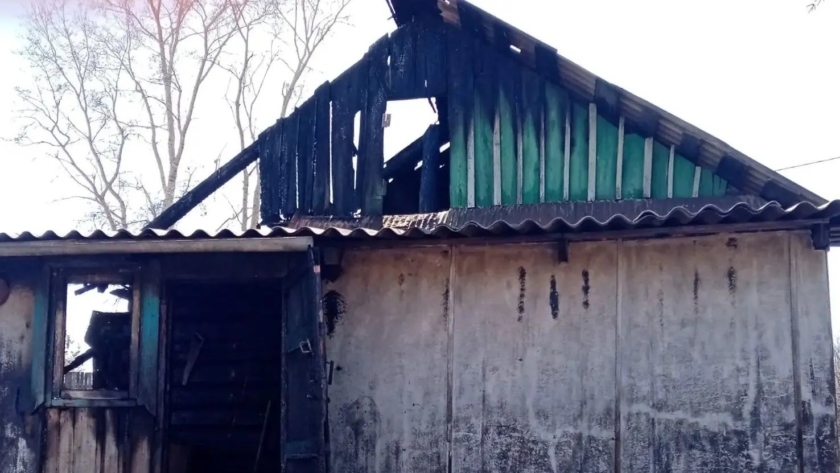 Полицейский разбил окно и вытащил детей из горящего дома в Ромненском округе - gtrkamur.ru