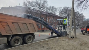 В Благовещенске начался ямочный ремонт дорог – работы охватят более 20 улиц - gtrkamur.ru