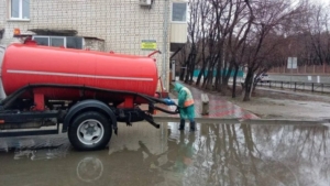 Коммунальщики вышли на борьбу с лужами в Благовещенске - gtrkamur.ru