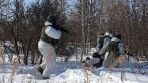 Мотострелки ВВО на амурском полигоне освоили эвакуацию раненого под обстрелом - gtrkamur.ru