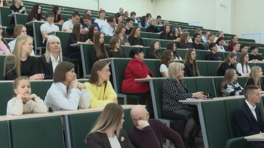 Свыше сотни амурских старшеклассников завершили дополнительную программу обучения в АГМА - gtrkamur.ru