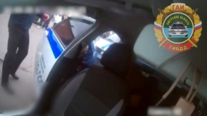 Без номеров, документов и совести: благовещенец устроил потасовку с полицией и получил 5 суток ареста - gtrkamur.ru