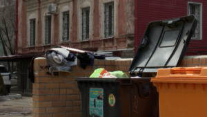 Амурчане жалуются на разбитые мусорные контейнеры и переполненные площадки для отходов - gtrkamur.ru