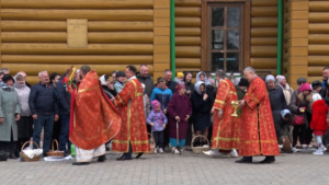 Сотни жителей и гостей областной столицы встретили Пасху в Благовещенском кафедральном соборе - gtrkamur.ru