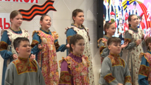 «Песни Победы» объединили поколения в благовещенском центре «Доброта» - gtrkamur.ru