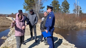 Дорогу к амурскому селу размывает: прокуратура взялась за проверку временной переправы - gtrkamur.ru