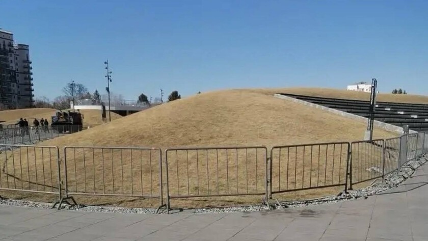 Газоны под запретом: холмы на «Трибуне Холл» в Благовещенске закрыли для подготовки к лету - gtrkamur.ru