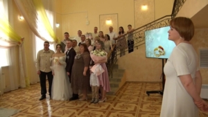 В преддверии Дня дочери в областном загсе провели особенную церемонию регистрации брака - gtrkamur.ru