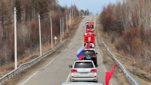 В Талакане прошел автопробег, приуроченный ко Дню Победы - gtrkamur.ru