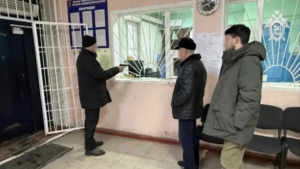 Направил пистолет на полицейского через окно дежурной части: жителю Ромнов грозит до 10 лет колонии - gtrkamur.ru