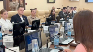 Экскурсию по Заксобранию и круглый стол с представителями Амуризбиркома посетили юные активисты - gtrkamur.ru