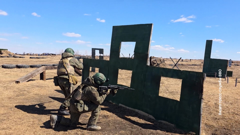 Военнослужащие Амурского объединения ВВО тренируются в стрельбе в лесополосе и окопах - gtrkamur.ru