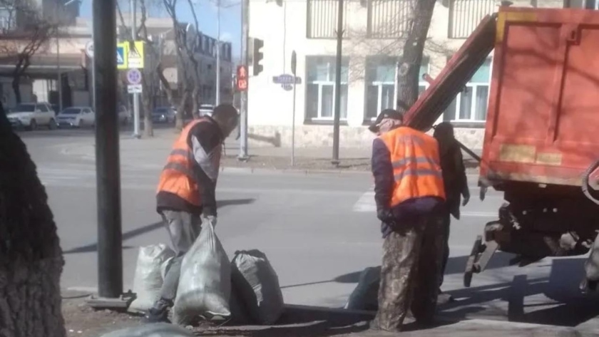 Скверы Благовещенска моют, чистят и готовят к лету - gtrkamur.ru