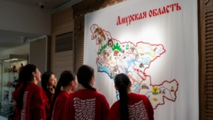 Вышитая карта Приамурья : в благовещенском АОДНТ открылась новая экспозиция после ремонта - gtrkamur.ru