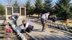 Школьники и волонтеры Приамурья приводят в порядок мемориалы и памятные места - gtrkamur.ru