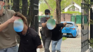 В Благовещенске задержали двух молодых людей с пневматическим пистолетом — напали на школьника - gtrkamur.ru