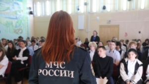 Урок по безопасности на воде провели спасатели для подростков в Благовещенске - gtrkamur.ru
