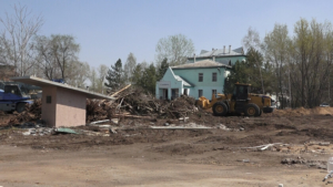 Старое здание демонтируют: в Белогорске освобождают участок для нового корпуса больницы - gtrkamur.ru