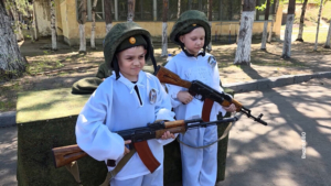 Около 50 детсадовцев Белогорска приняли участие в военно-патриотической игре «Зарница» - gtrkamur.ru