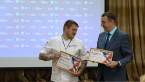 Лучшим поваром Приамурья признали Дениса Чуракова — он представит регион на всероссийском конкурсе - gtrkamur.ru