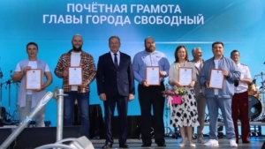 Более 6 000 человек хором спели «Я свободен» на Дне химика в Свободном - gtrkamur.ru