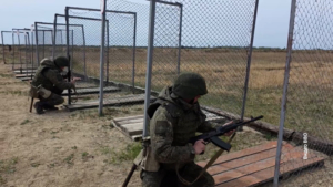 Молодое пополнение ВВО на практике: стрельбы из АК-74М на амурском полигоне - gtrkamur.ru