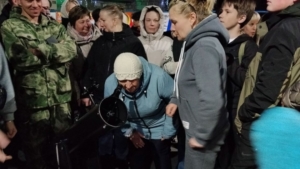 Аншлаг в Зее: больше сотни горожан пришли смотреть на Юпитер и Луну через телескоп - gtrkamur.ru