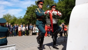 Дань уважения предкам: цветы к памятнику казакам-первопоселенцам возложили в областной столице - gtrkamur.ru