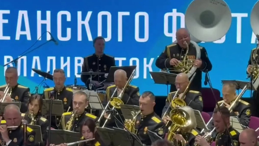 Оркестр Тихоокеанского флота выступил в Сковородине в рамках фестиваля «Виват, Амур!» - gtrkamur.ru