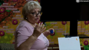 «Живопись 55+»: творческие занятия для людей старшего возраста проходят в Благовещенске - gtrkamur.ru