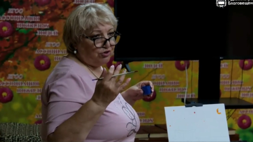 «Живопись 55+»: творческие занятия для людей старшего возраста проходят в Благовещенске - gtrkamur.ru