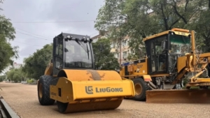 Дорожный сезон в Благовещенске: на одних участках финишируют, на других стартуют - gtrkamur.ru